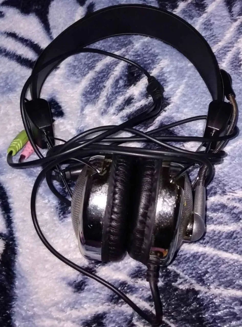 Fone HeadSet com fio em ótimo estado