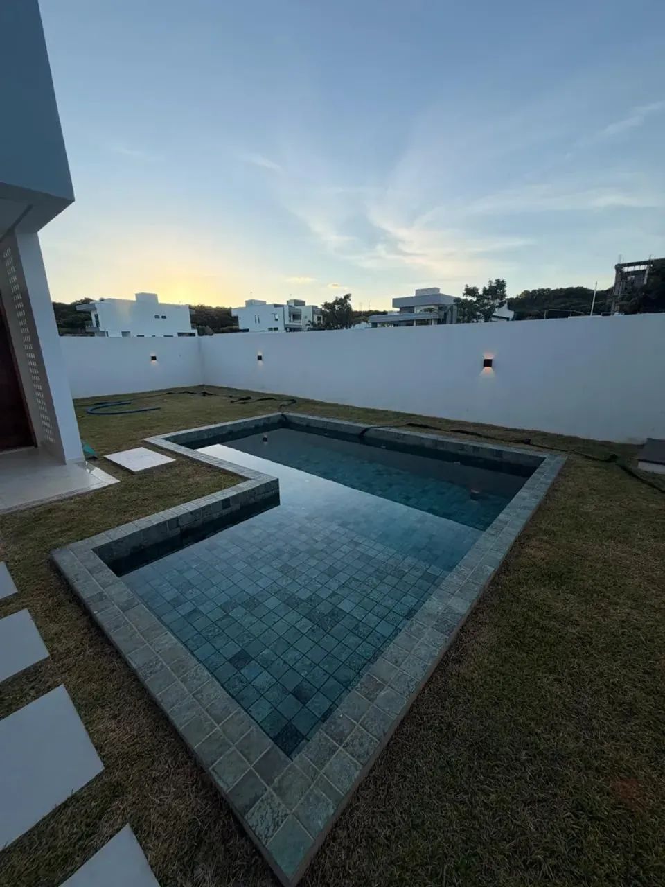 DUPLEX ALTO PADRÃO - 4 QUARTOS - [SENDO 03 SUITES COM CLOSET E VARANDA] - Foto 4