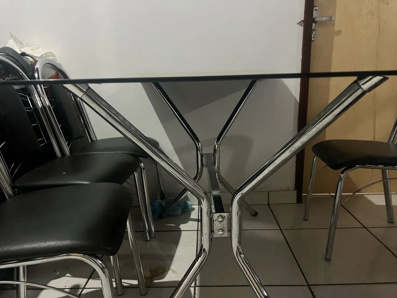 Mesa tampo de vidro e 06 cadeiras  - Foto 2