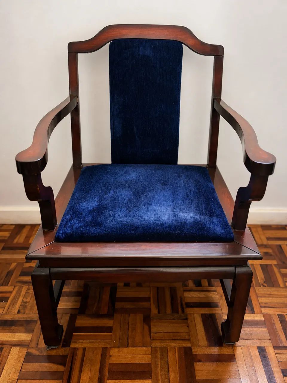 Cadeira de madeira com estofado azul - Foto 2