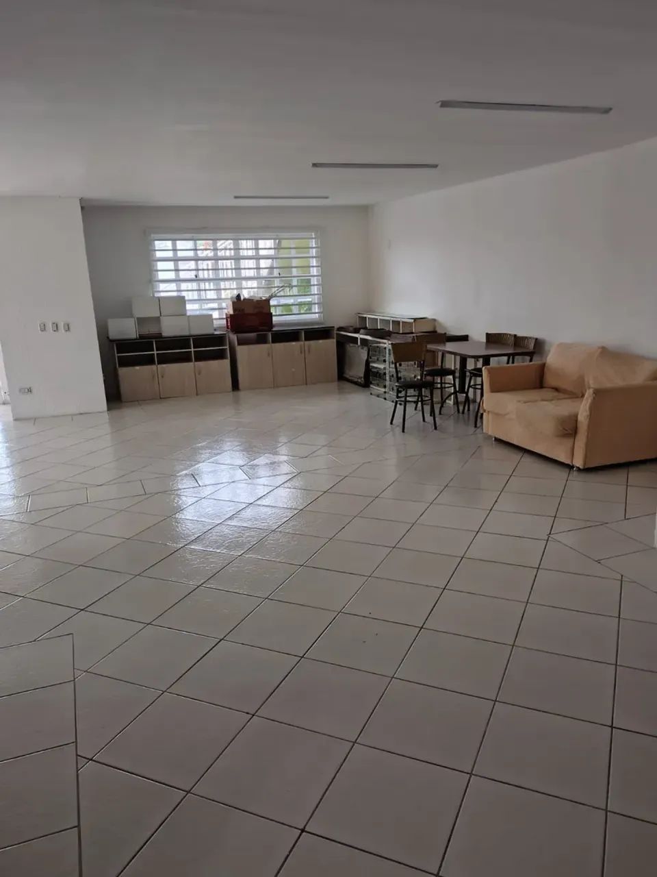 Sala comercial térrea no bairro Maracanã em Colombo. - Foto 2