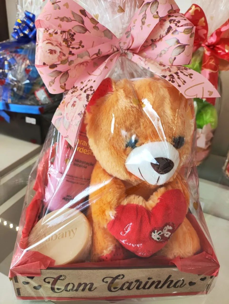 Cesta e Presentes Romanticos com Pelucias Chocolates e Hidratantes