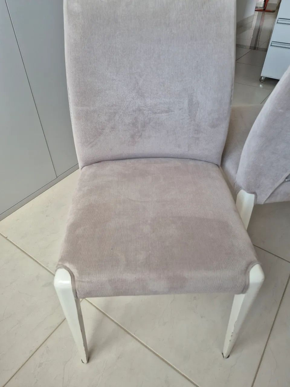 2 cadeiras tecido cinza e pés em laca branco - Foto 5
