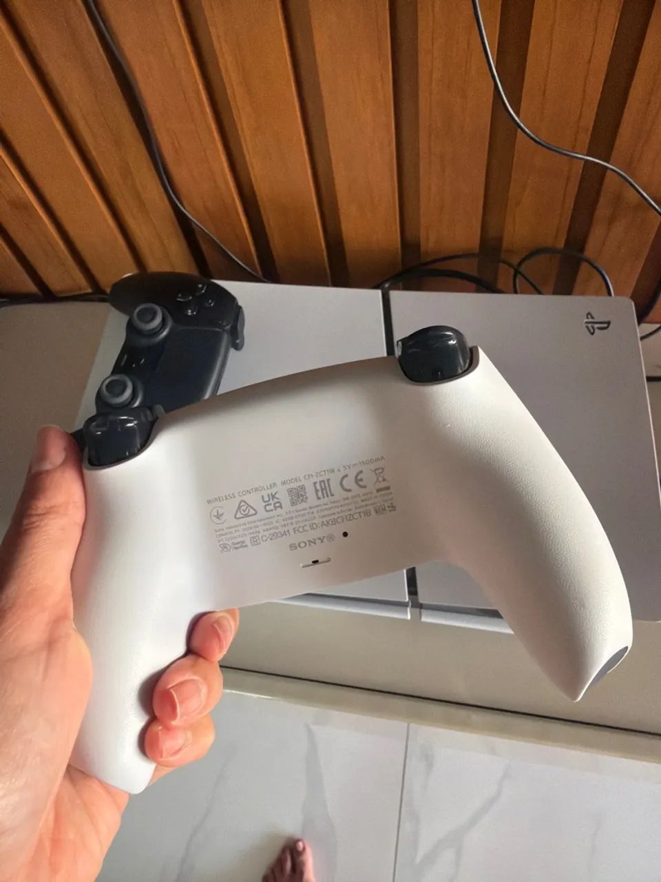 Ps5 com 2 controles e base recarregavel  - Foto 5