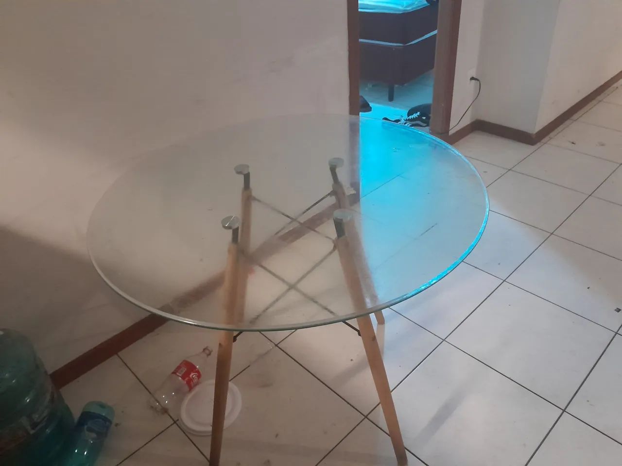 Mesa mdf com vidro e cadeiras  - Foto 2