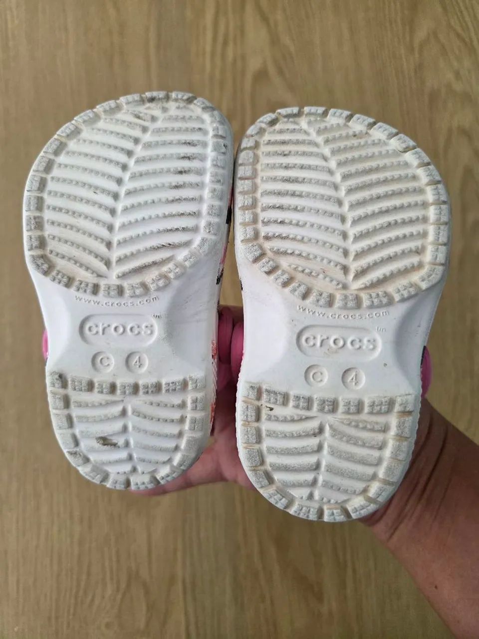 crocs infantil branco e rosa corações 22 - Foto 2