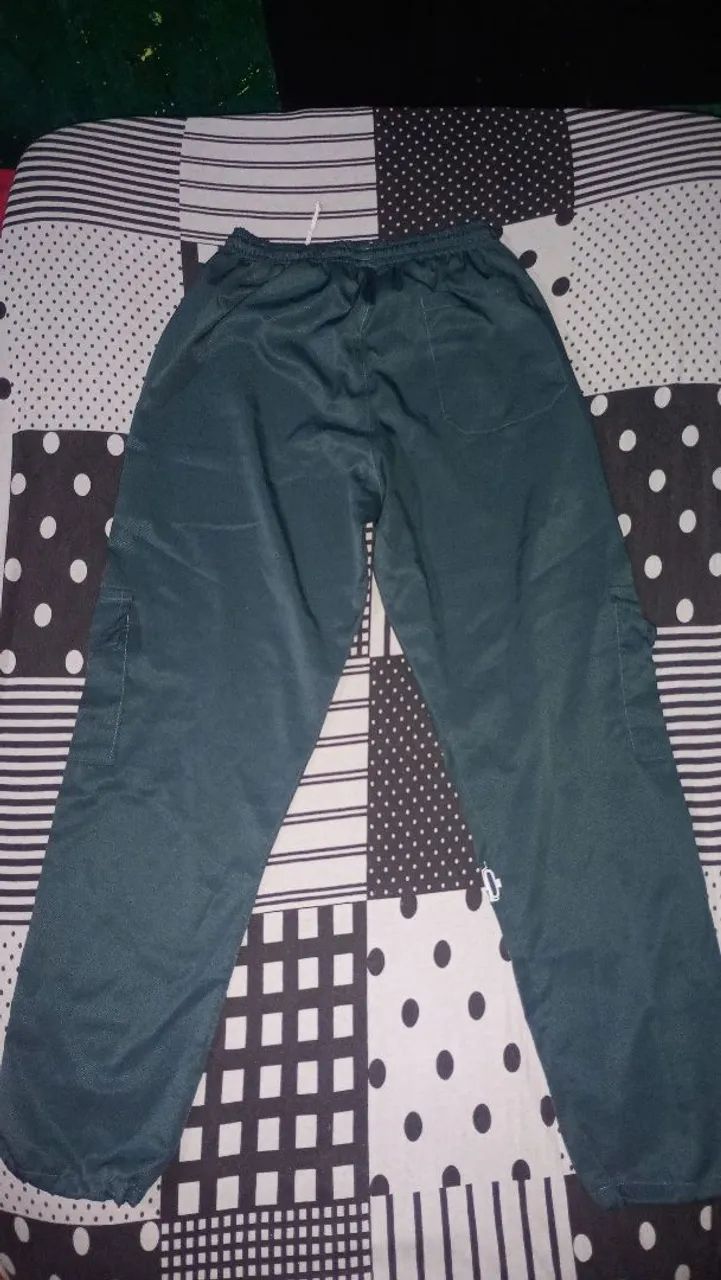 Calca cargo verde com desenhos  - Foto 2