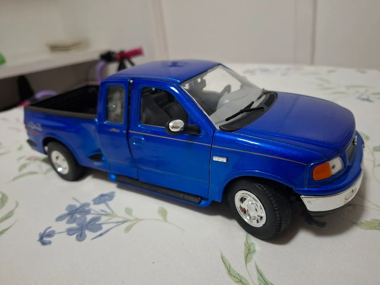 Miniatura Ford F-150 Supercab eacala 1/18 Welly.