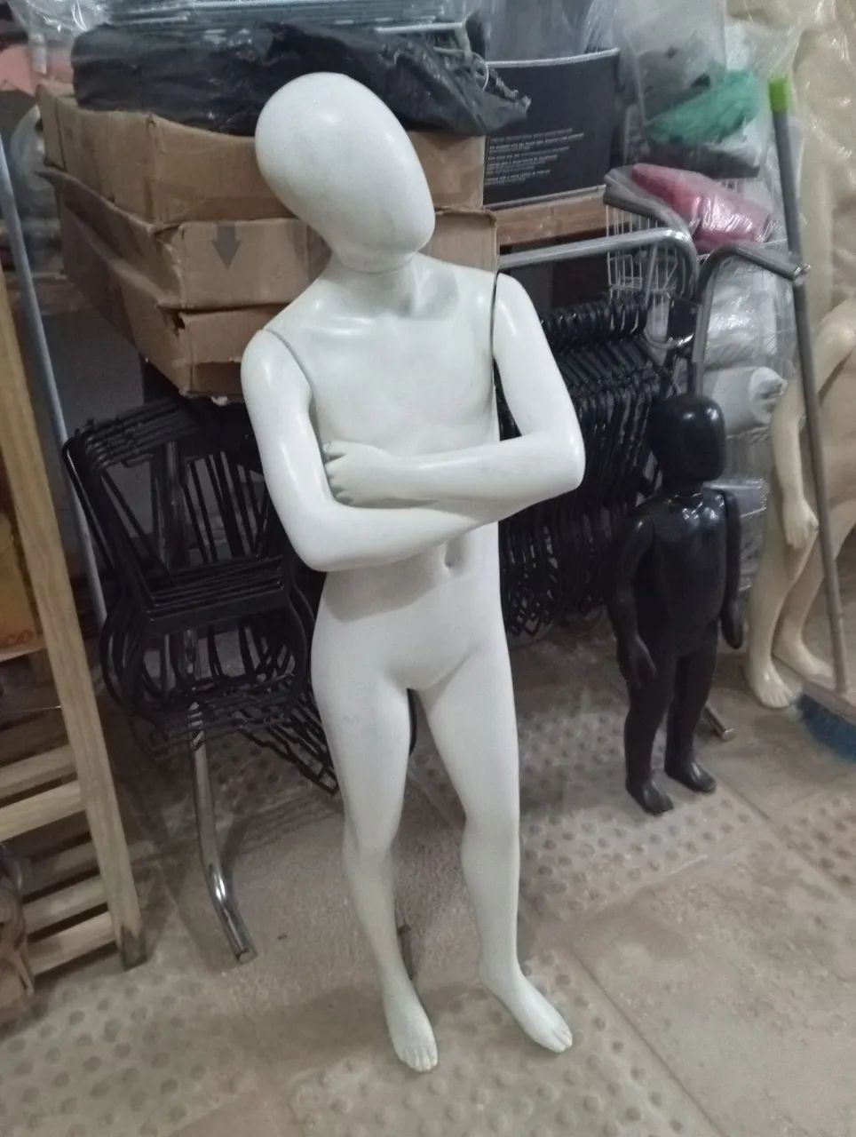 Manequim infântil com pose para lojas!!!