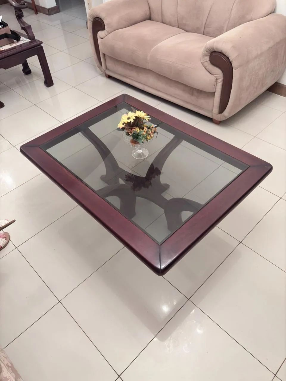 Mesa baixa para sala em madeira e vidro - Foto 2