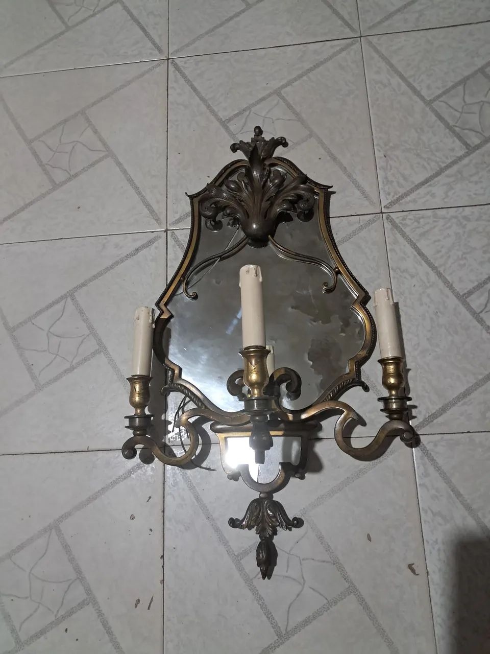Aplique de parede com espelho de 3 lâmpadas em bom estado.  - Foto 5