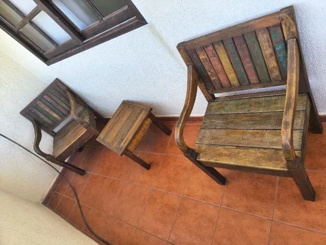 Conjunto de bancos e mesa de apoio de madeira