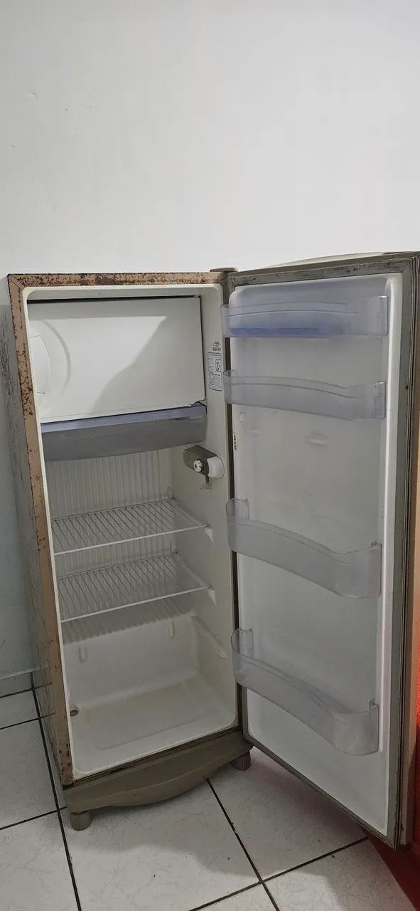 Geladeira (com defeito)