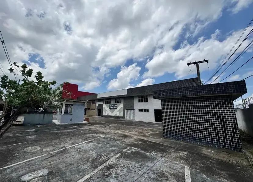 Galpão p/ Locação Comercial e Indústrial em via Principal com 5900 m2.