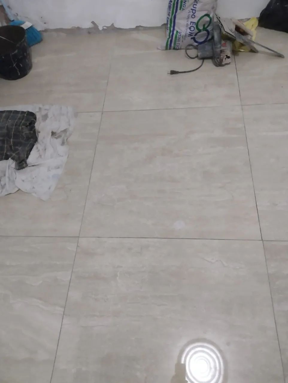 EXECUTO SERVIÇOS:CARPINTEIRO,PEDREIRO,PINTOR DE PAREDE,ACENTAMENTO DE PISO E PORTAS. - Foto 4