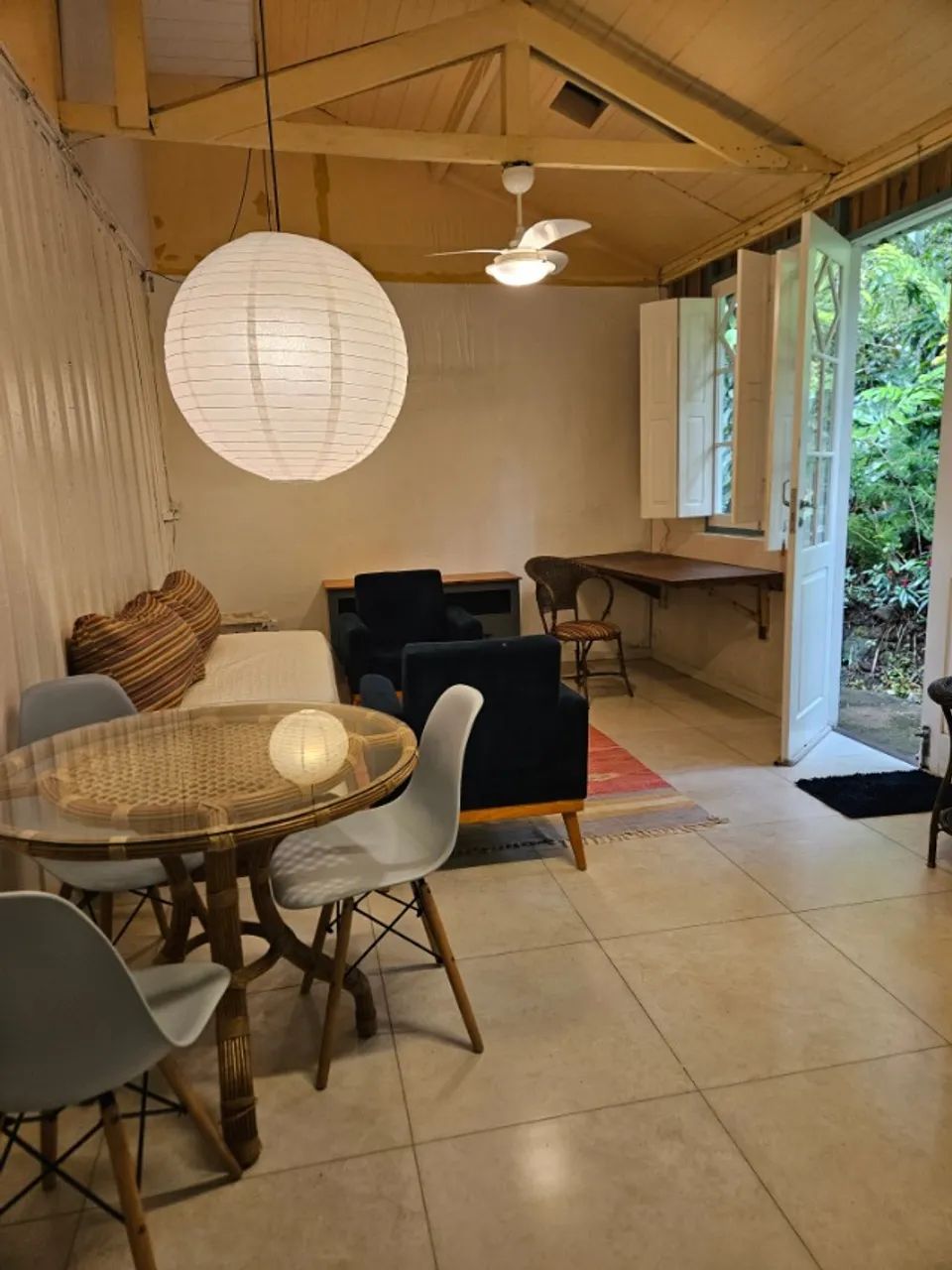 Casa no Canto da Lagoa com vista para o jardim. 1