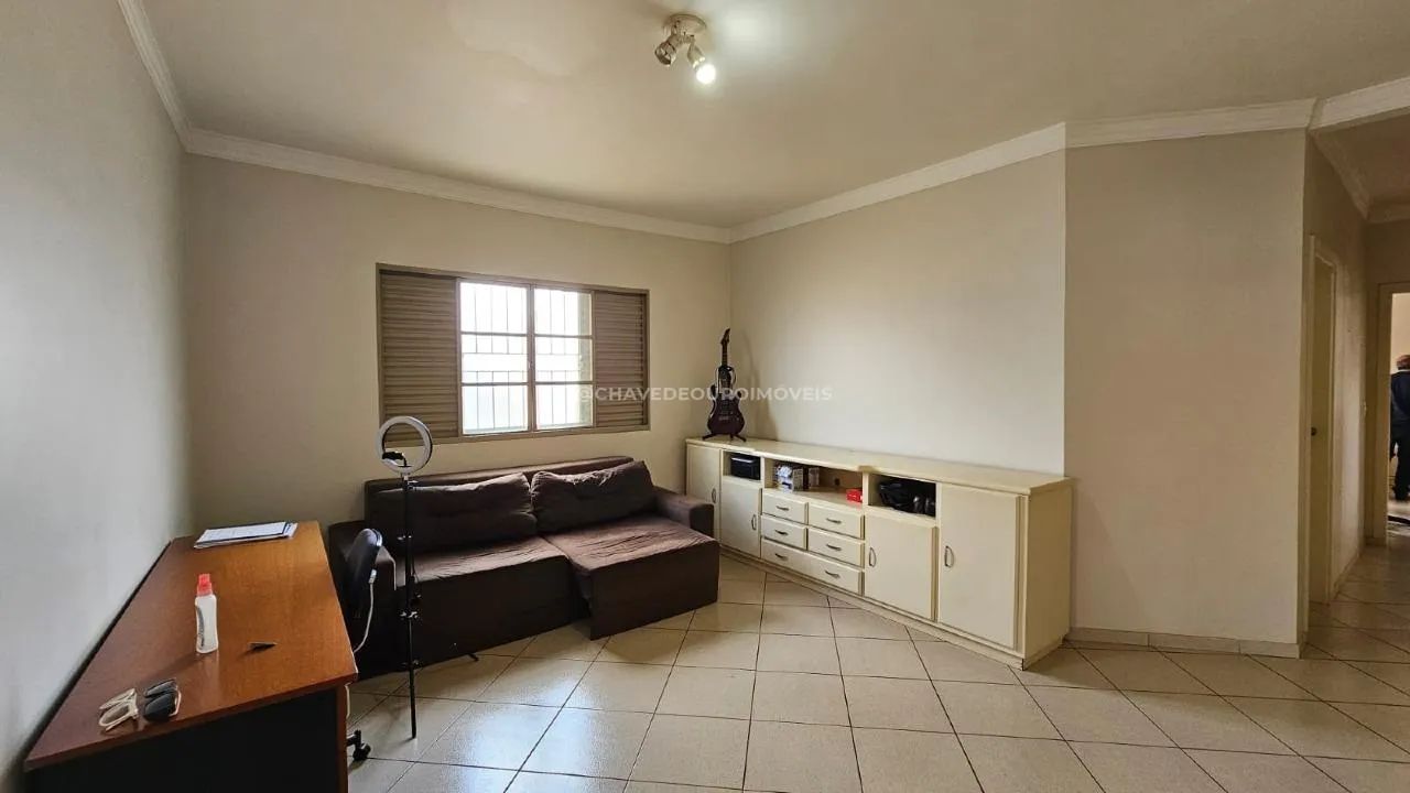 Prédio comercial com três salas e um apartamento residencial - Foto 3
