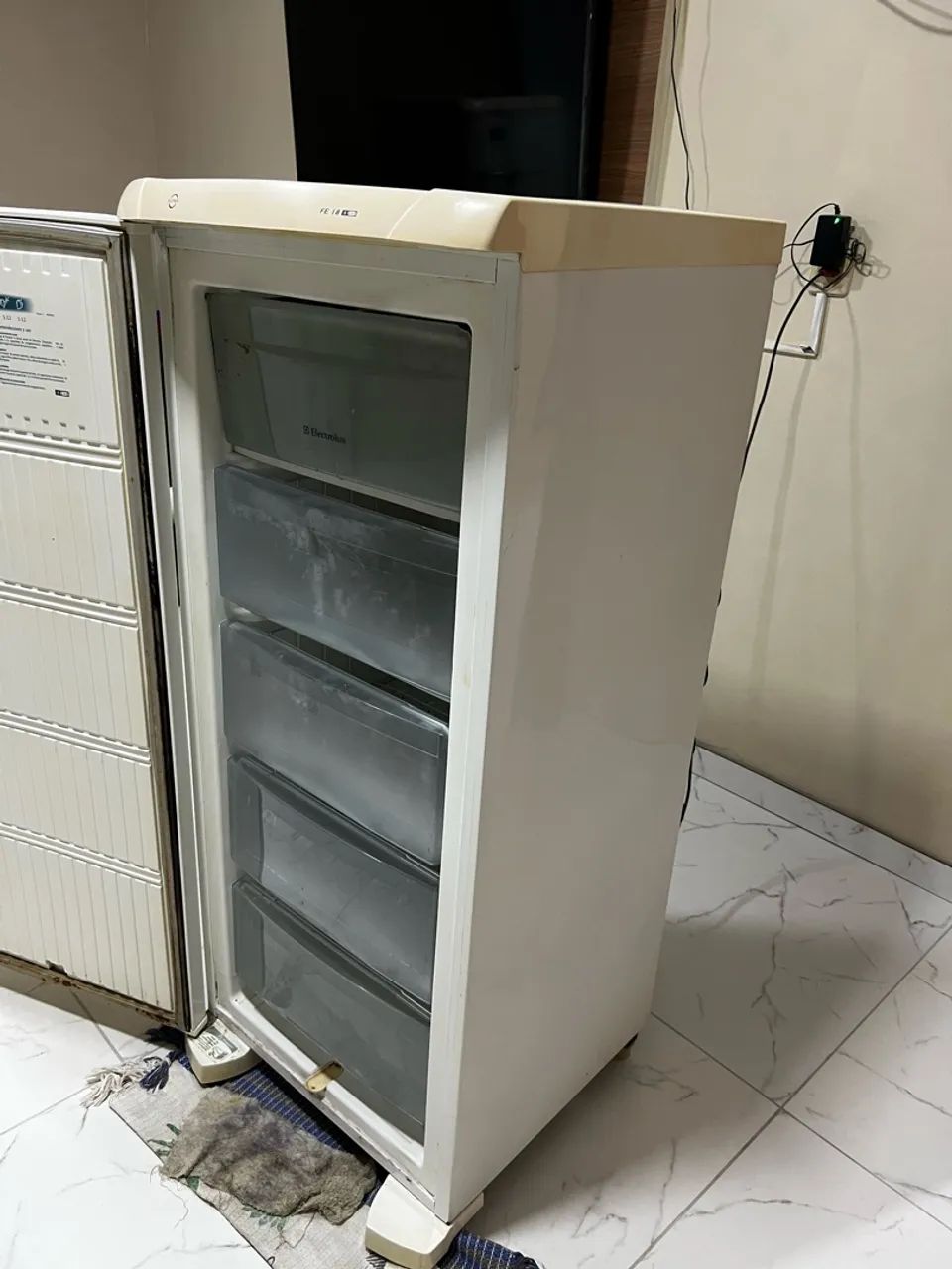 Freezer vertical Electrolux  - Foto 5