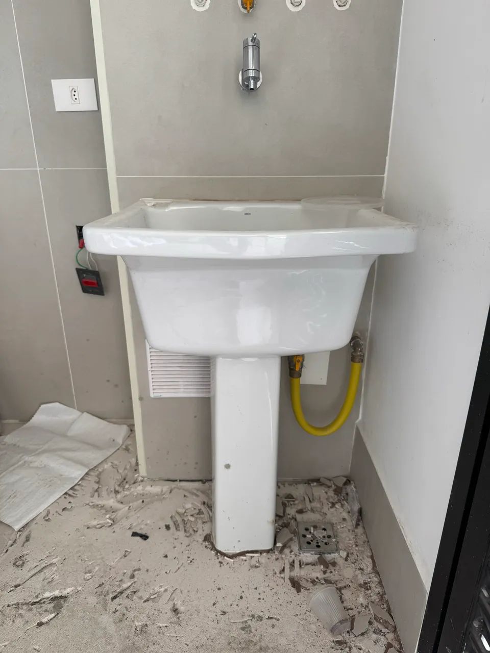 Tanque em cerâmica com coluna Deca 30 litros