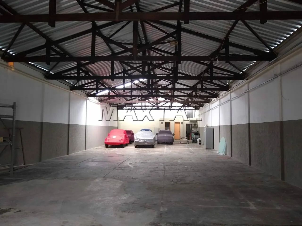Galpão comercial com 320m², com pé direito de 4 metros, escritório, piso de concreto, 4 ba