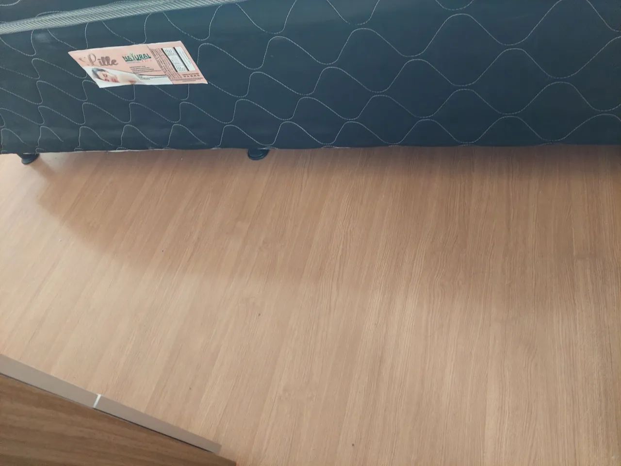 Vendo cama de casal base com colchão macio em anexo.  - Foto 3