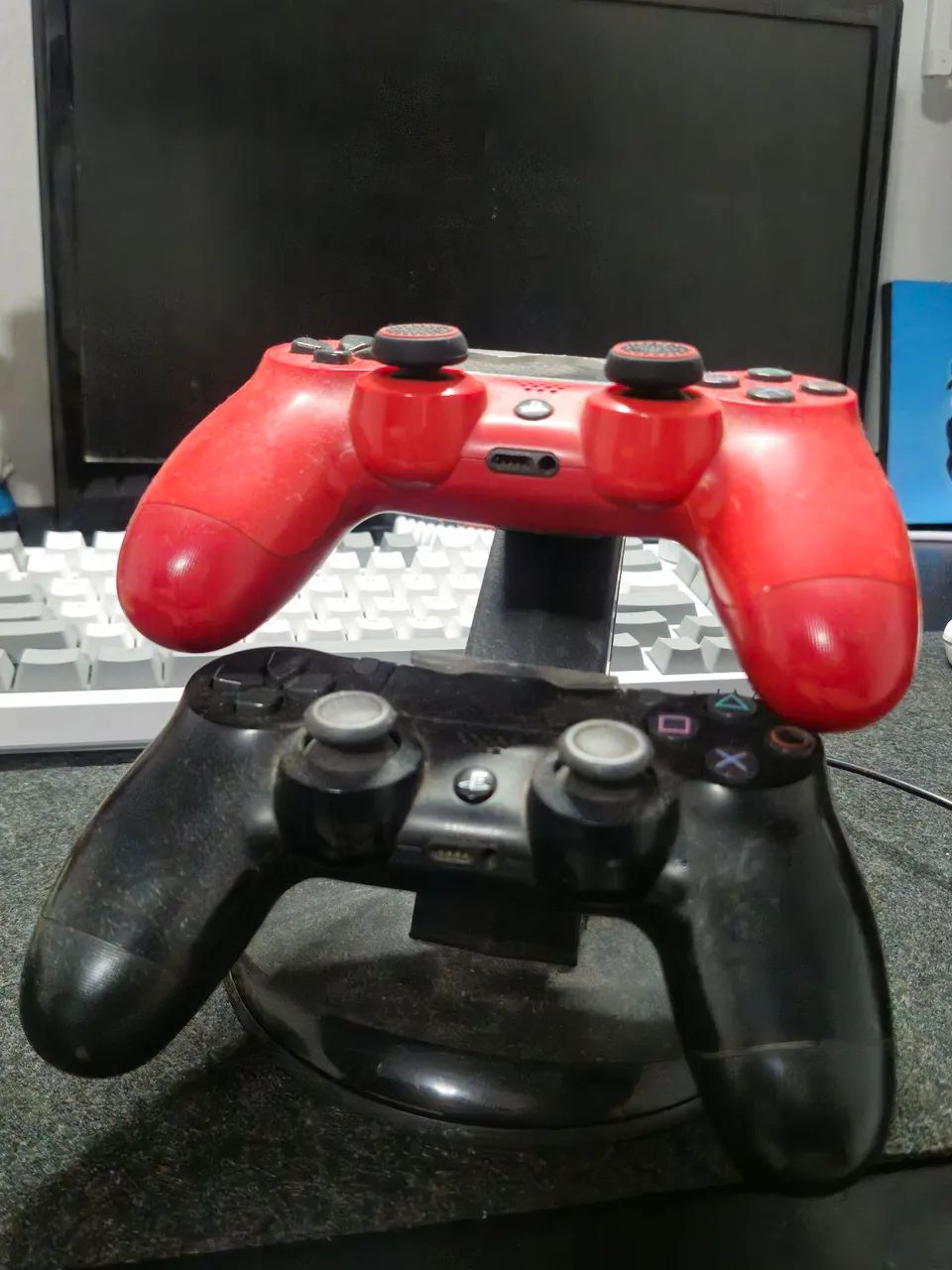 PS4 SLIM + 2 CONTROLES E BASE CARREGADORA - Foto 3