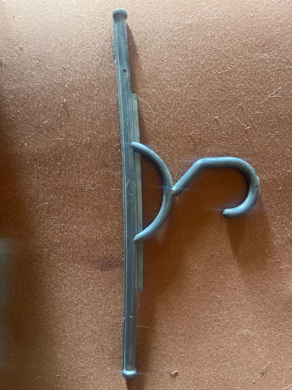 Cabide de plástico preto pequeno sem presilha 