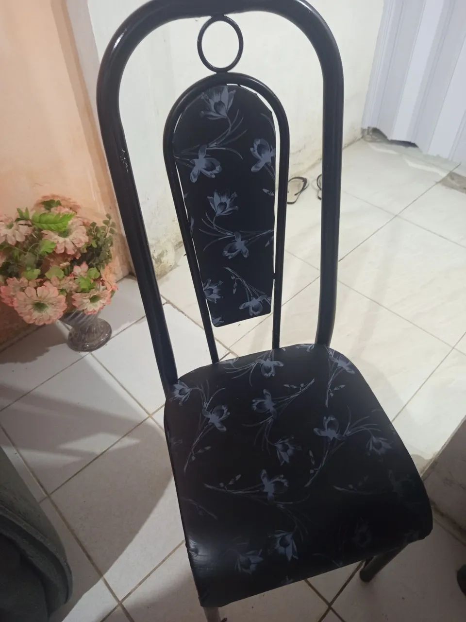 Mesa de mármore com 4 cadeiras  - Foto 3