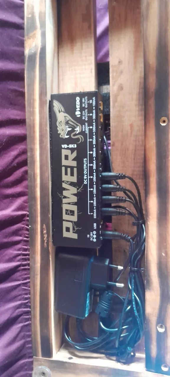 Pedalboard com 4 pedais e uma fonte 9 volt - Foto 2