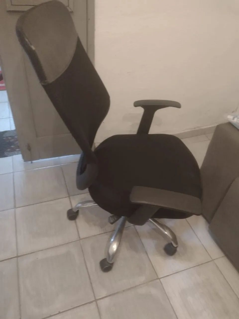 Cadeira escritório ótimo estado  - Foto 4