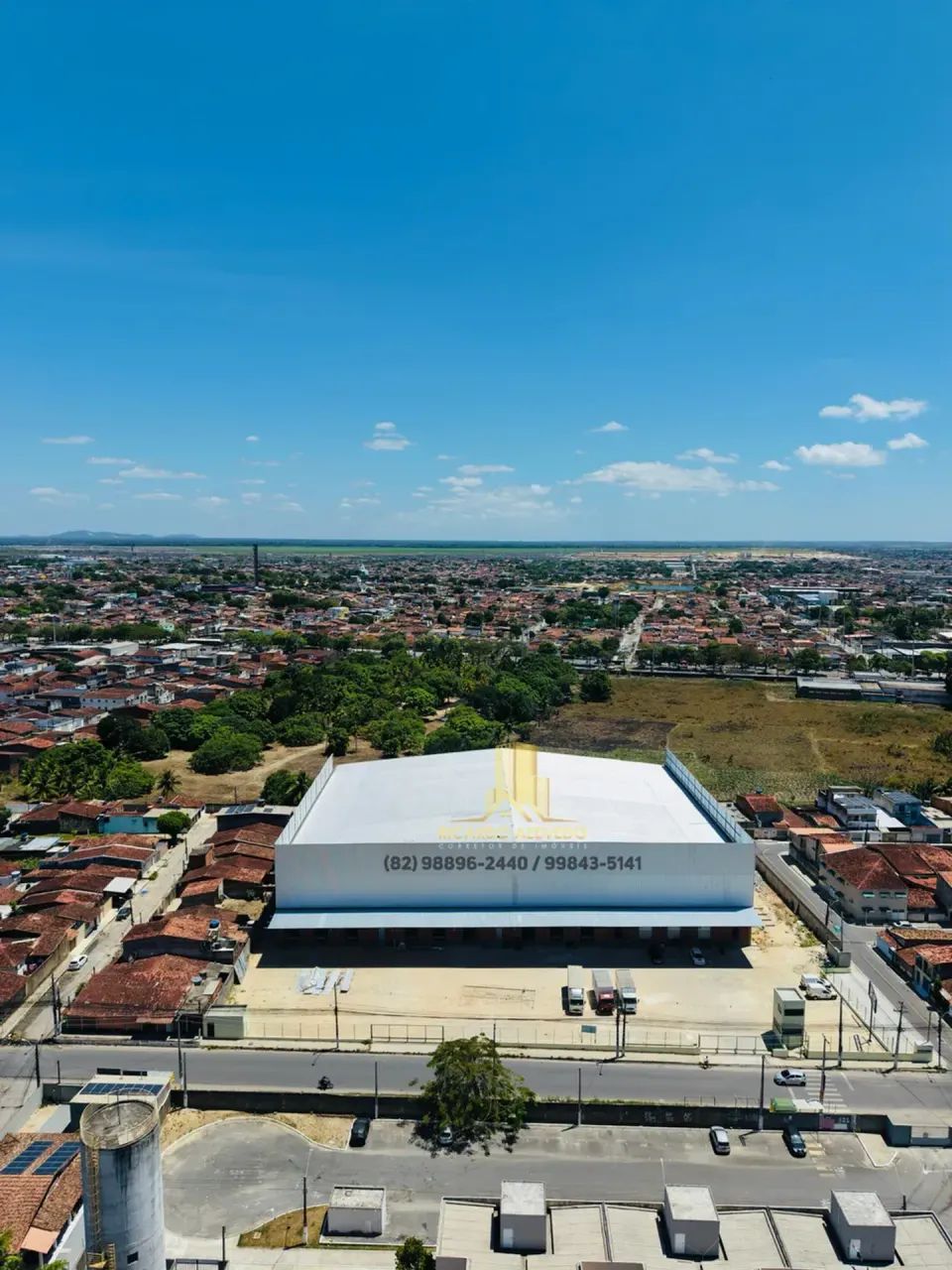 Galpão com 1.279m², 03 Docas com plataformas, Mezanino e banheiros