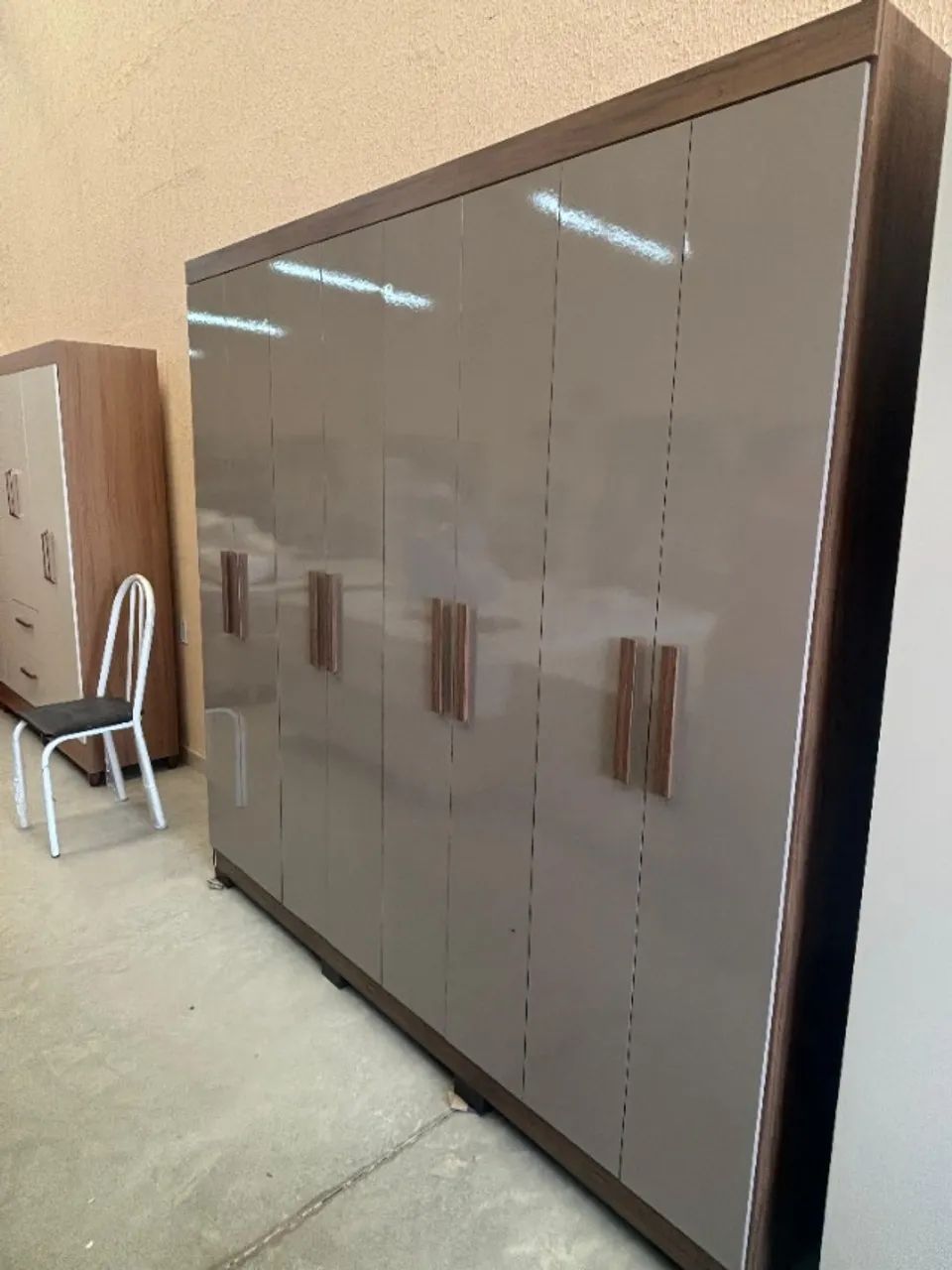 Mais Espaço e Praticidade com o Guarda-Roupa Petrópolis 8 Portas e 2 Gavetas Montado Sem C - Foto 2