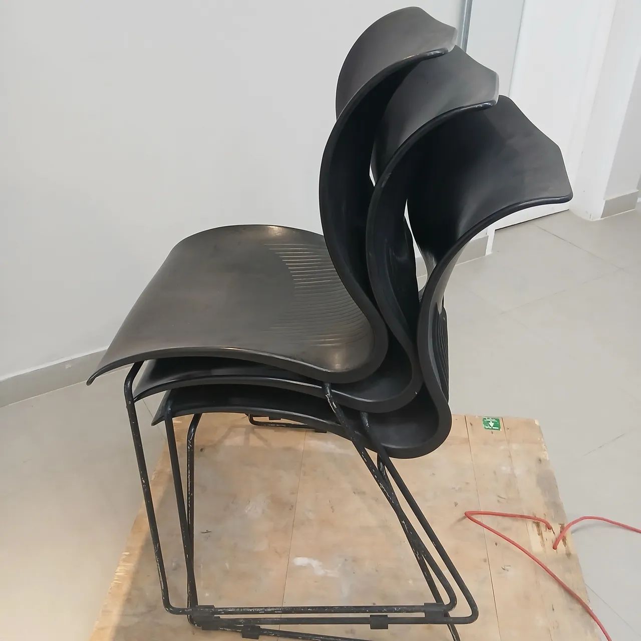 4 cadeiras design pretas - Foto 2