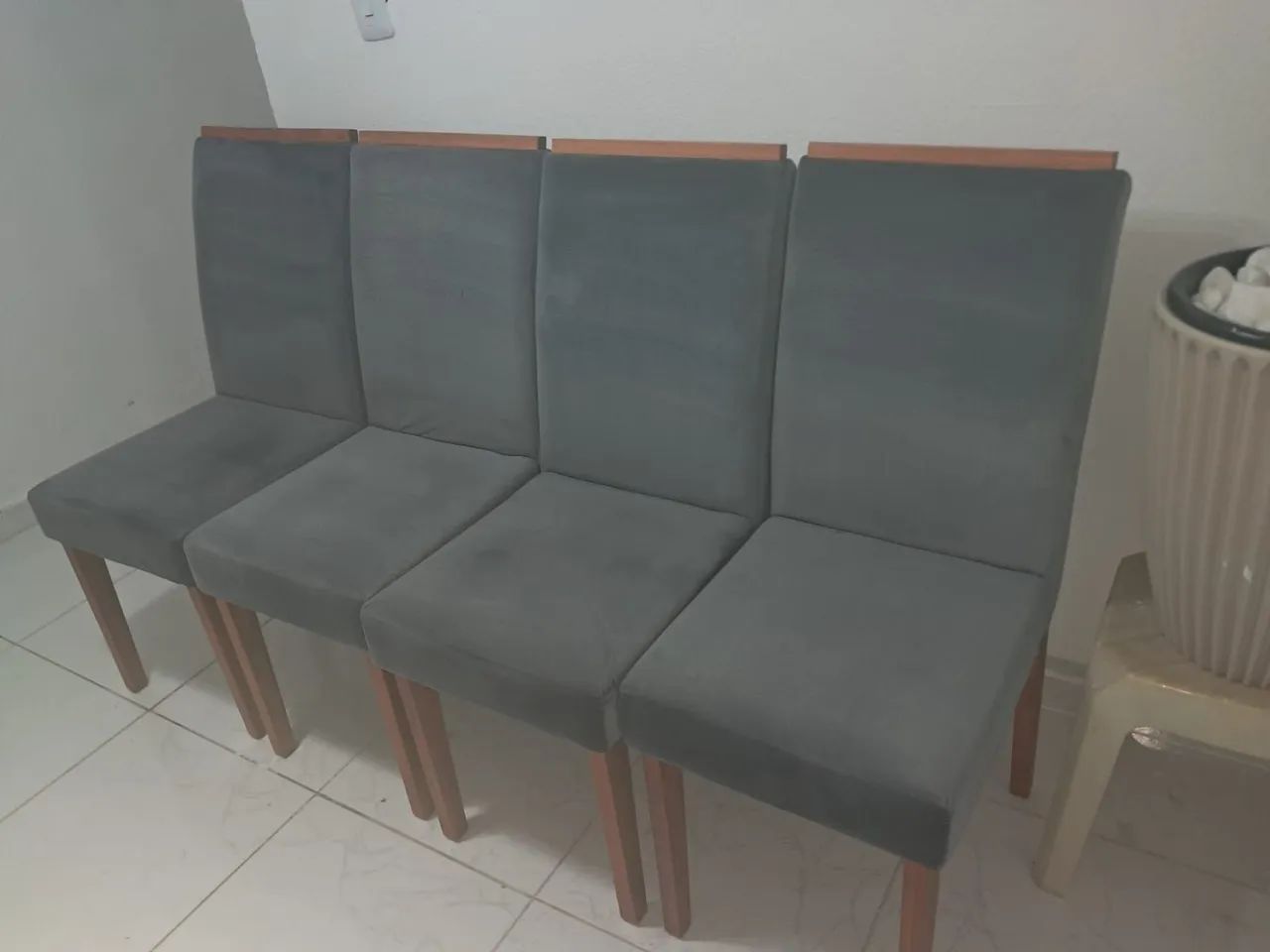 4 cadeiras na cor cinza escuro