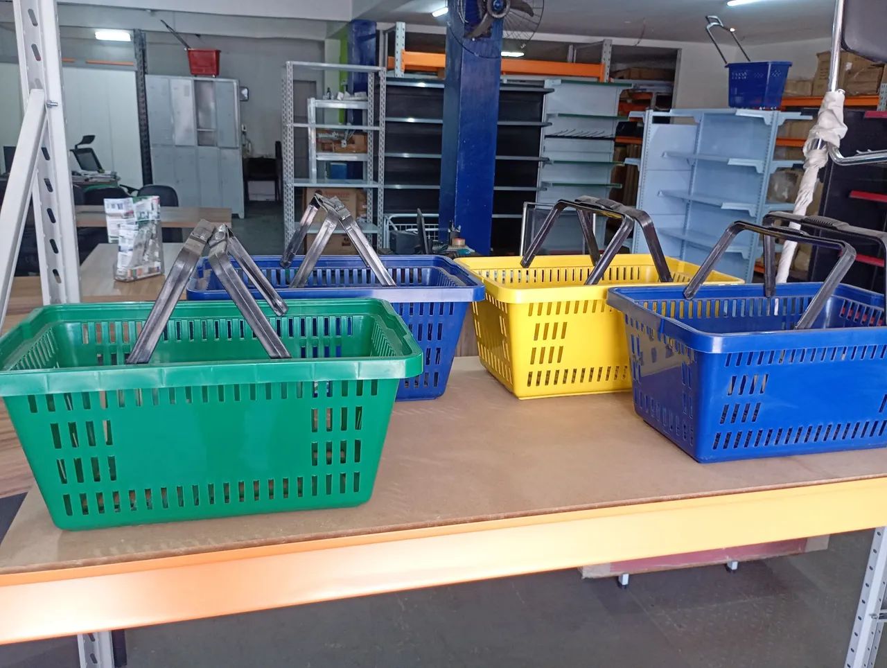 CESTAS DE MERCADINHO DE MAO E COM RODAS * - Foto 4