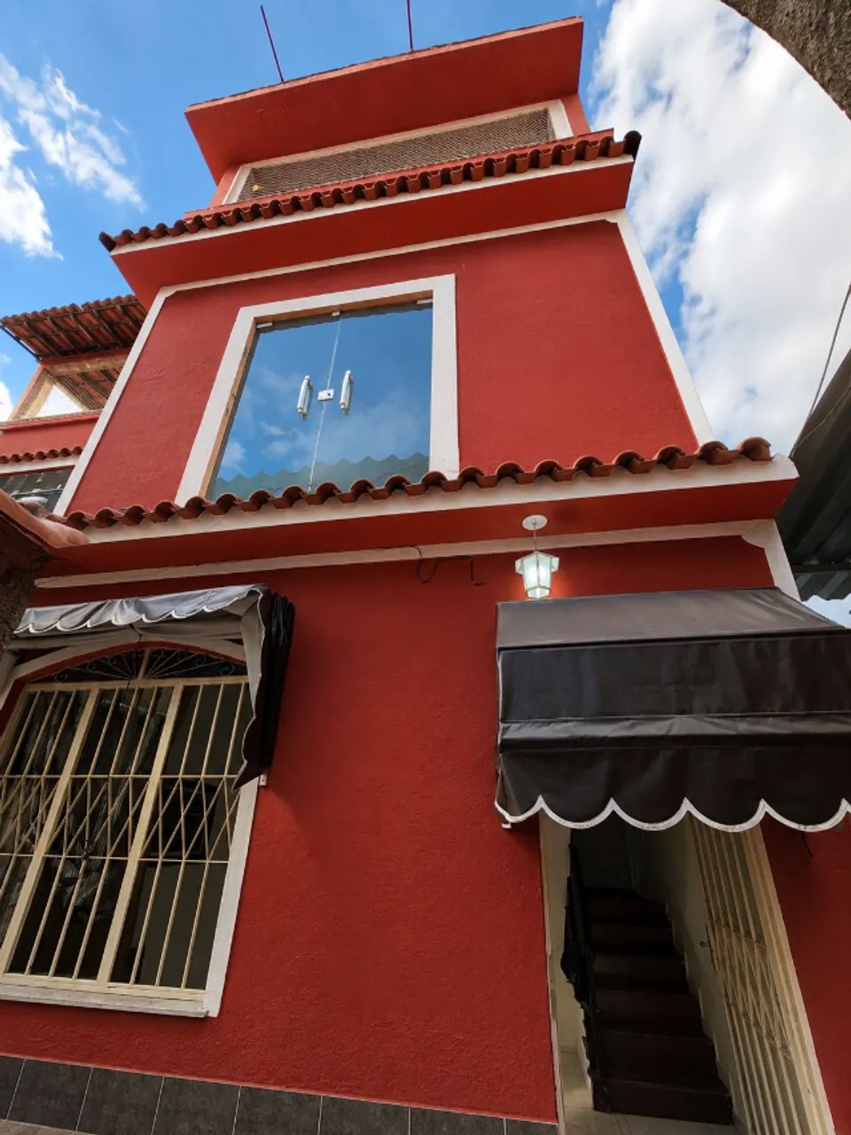 ALUGA-SE | EXCELENTE CASA TRIPLEX COM ÁREA GOURMET EM BANGU