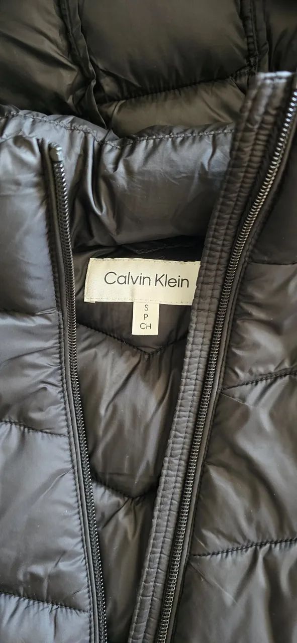 Jaqueta puffer Calvin Klein preta nova - Foto 3