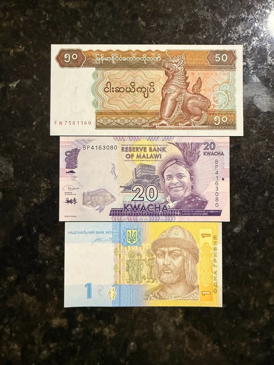 Kit com 3 Cédulas Colecionáveis antigas Ucrânia, Malawi e Myanmar 