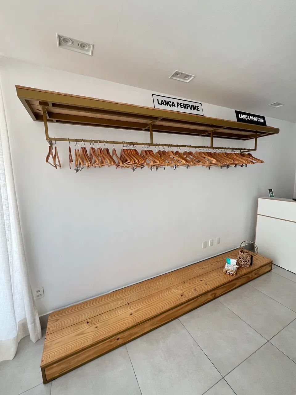 Arara para roupas em Metalon e madeira pinus 