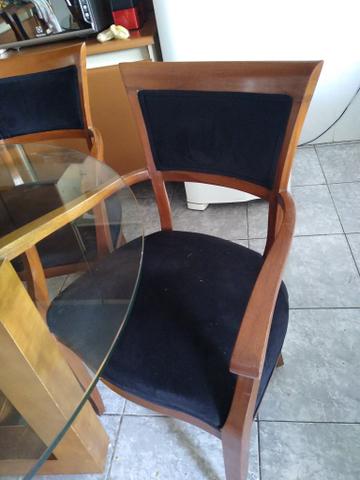Mesa de vidrobredonda pes de madeira com 5 cadeiras estofadas de madeira - Foto 4