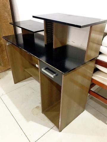 Escrivaninha, Rack para Pc ótimo estado para uso ( acompanha cadeira ) - Foto 2
