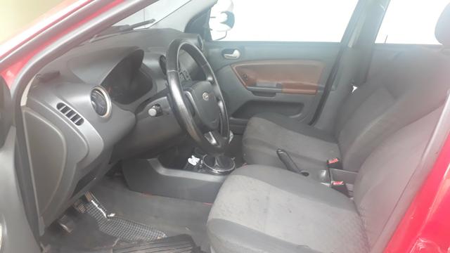 Vende-se ou troco em outro carro atrasado - Foto 4