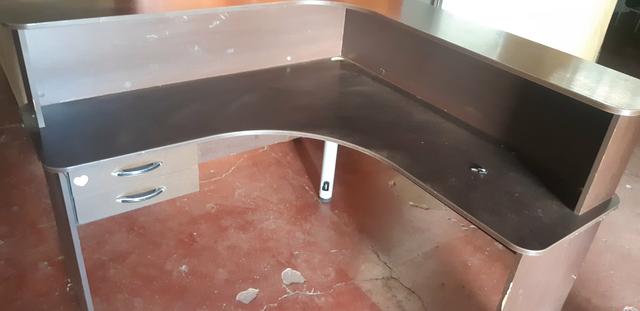 Balcão em L com gaveta chave