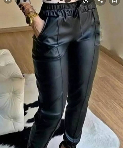 calça jogger couro fake feminina