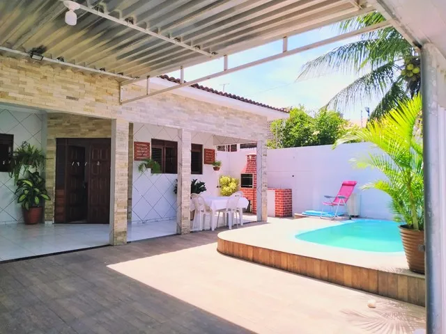 Casa com piscina e churrasqueira livre