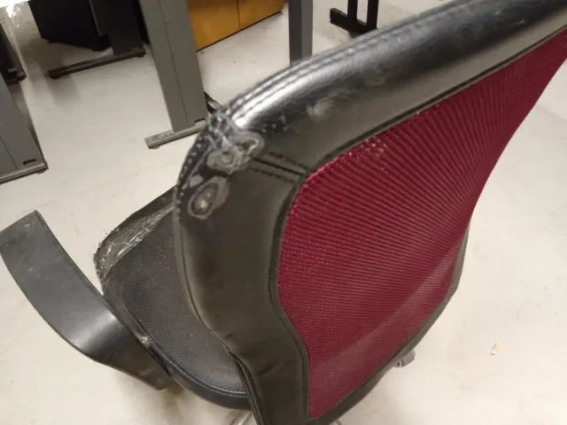 Cadeira de escritório giratória c/ braços e rodas em Plástico Preta - Foto 5