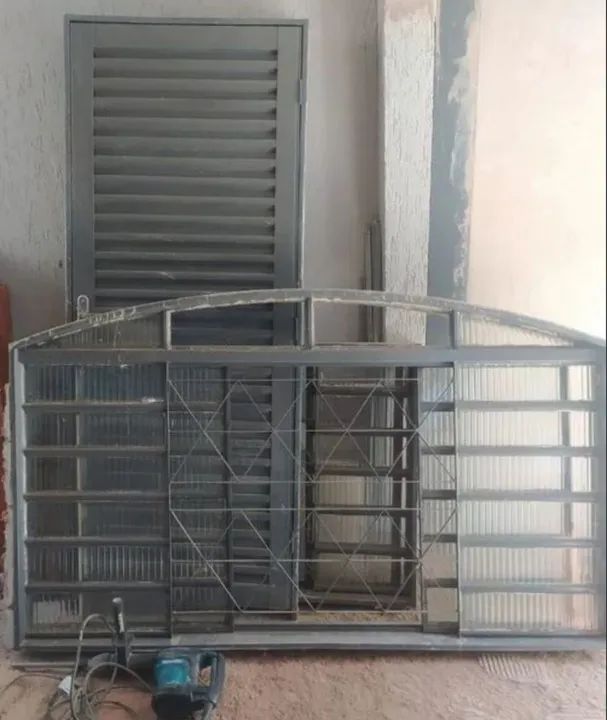 2 janelas e 1 porta grandes