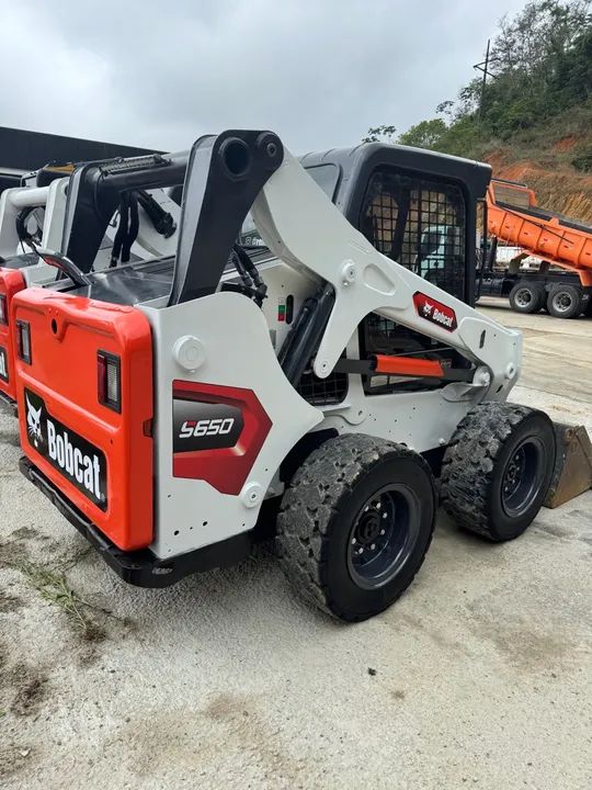 Mini carregadeira Bobcat S650 Ano 2014