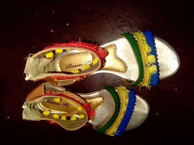 4 PARES INFANTIS n° 29. (Sandálias e sapatilhas). 50R$ todas. .