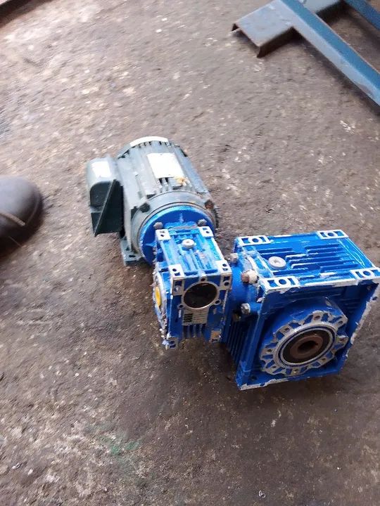 Vendo um motor redutor trifásico duplo 3/4 cv
